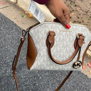 Michael Kors coraline  vanilla messenger purse